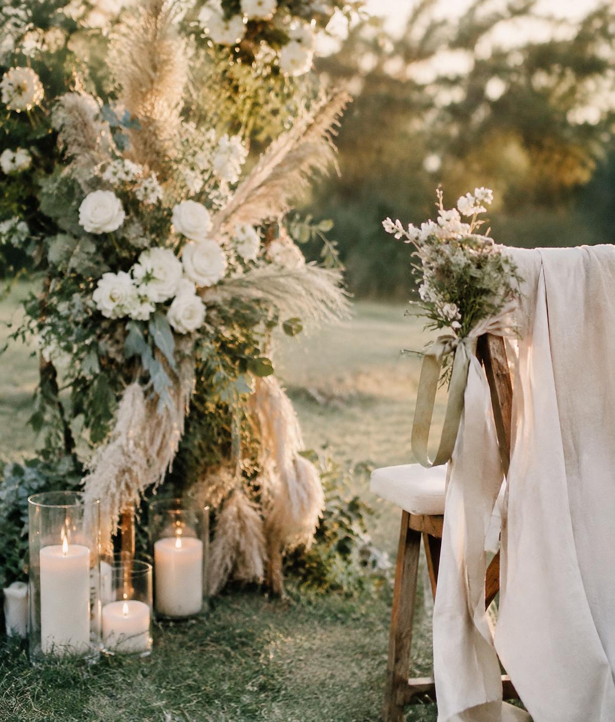Flores blancas y velas para una ceremonia